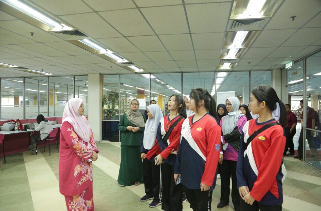 Lawatan ke Perpustakaan Sultanah Zanariah Bagi Program Lawatan Sambil Belajar SMK Banang Jaya, Batu Pahat